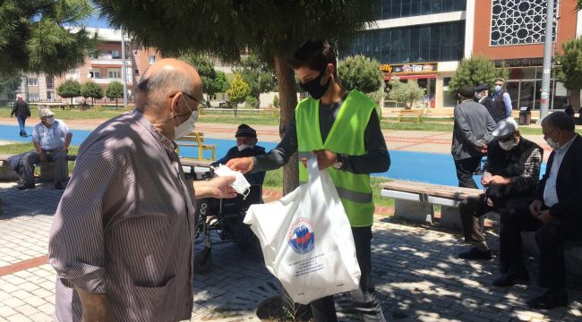 Maskeleri eldivensiz dağıttılar