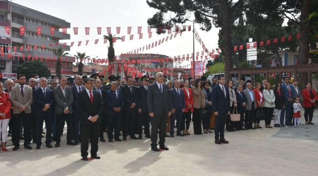 Bilerek geç geldiği törende yer bulamadı